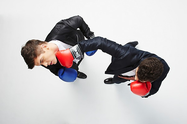 포토 JPG 스튜디오촬영 전신 서양인 해외기획촬영 2012년태국 남자 비즈니스 실내 서기 사람 정장 20대 성인 두명 비즈니스라이프 하이앵글 경쟁 권투 글러브 권투글러브 펀치 비즈니스맨 싸움 청년만 청년남자만 국내포토 외국인 라이프스타일 옷 스포츠용품 뷰포인트 장갑 컨셉 모션 청년 내부 격투기 직장인 남자만 성인만 파일형식