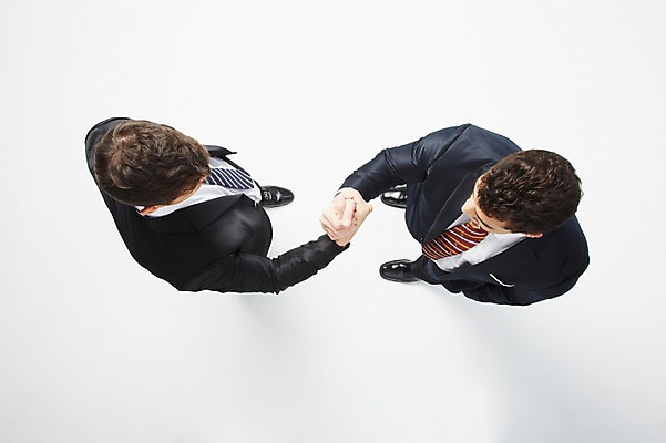 포토 JPG 스튜디오촬영 전신 서양인 해외기획촬영 2012년태국 남자 비즈니스 협력 실내 협상 서기 사람 정장 20대 성인 두명 비즈니스라이프 하이앵글 마주보기 손잡기 비즈니스맨 청년만 청년남자만 국내포토 외국인 라이프스타일 옷 뷰포인트 모션 청년 내부 직장인 남자만 성인만 파일형식