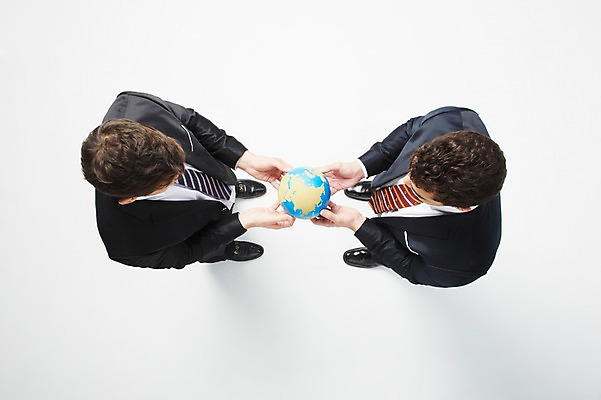 포토 JPG 스튜디오촬영 전신 서양인 해외기획촬영 2012년태국 남자 비즈니스 협력 실내 서기 들기 사람 정장 20대 성인 두명 비즈니스라이프 하이앵글 글로벌 지구본 글로벌비즈니스 비즈니스맨 청년만 청년남자만 국내포토 외국인 라이프스타일 옷 뷰포인트 모션 청년 내부 직장인 남자만 성인만 파일형식