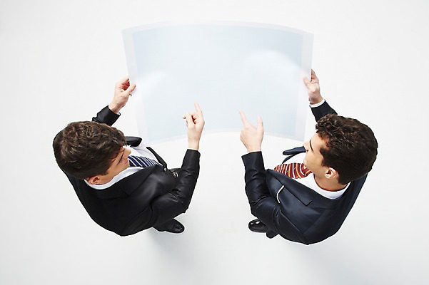 포토 JPG 스튜디오촬영 전신 서양인 해외기획촬영 응시 2012년태국 남자 비즈니스 회의 협력 설계 실내 협상 서기 들기 사람 정장 손짓 20대 성인 두명 비즈니스라이프 하이앵글 설계도 가리킴 비즈니스맨 청년만 청년남자만 국내포토 외국인 라이프스타일 시선 옷 뷰포인트 컨셉 모션 건설업 청년 내부 직장인 남자만 성인만 파일형식