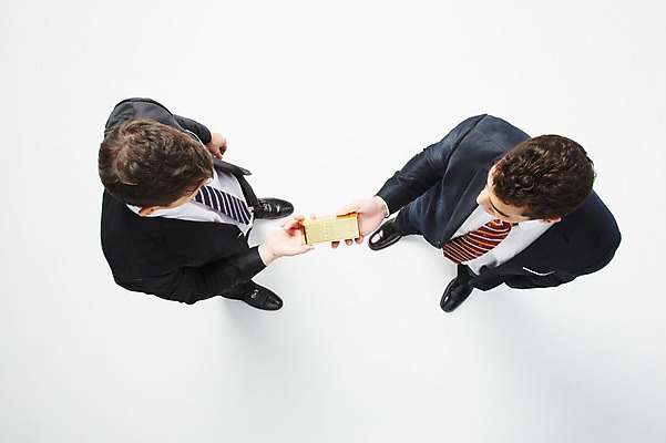 포토 JPG 스튜디오촬영 전신 서양인 해외기획촬영 2012년태국 남자 비즈니스 영업 실내 협상 서기 들기 사람 정장 20대 성인 두명 금융 경제 비즈니스라이프 하이앵글 마주보기 거래 비즈니스맨 금괴 청년만 청년남자만 국내포토 외국인 라이프스타일 옷 뷰포인트 모션 청년 내부 직장인 황금 남자만 성인만 파일형식