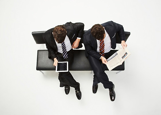 포토 JPG 스튜디오촬영 전신 서양인 해외기획촬영 응시 2012년태국 남자 의자 비즈니스 휴식 실내 들기 사람 앉기 정장 20대 성인 두명 앞모습 비즈니스라이프 하이앵글 태블릿 다리꼬기 웹서핑 비즈니스맨 신문 신문읽기 청년만 청년남자만 국내포토 외국인 라이프스타일 시선 옷 뷰포인트 가구 컨셉 모션 청년 내부 간행물 전자제품 스마트기기 직장인 뉴스 읽기 남자만 성인만 파일형식