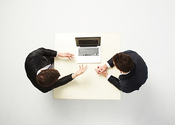 포토 JPG 스튜디오촬영 서양인 해외기획촬영 2012년태국 남자 비즈니스 탁자 영업 실내 협상 사람 정장 상반신 20대 성인 두명 비즈니스라이프 노트북 하이앵글 마주보기 거래 비즈니스맨 청년만 청년남자만 국내포토 외국인 라이프스타일 옷 뷰포인트 가구 모션 청년 내부 전자제품 직장인 남자만 성인만 파일형식