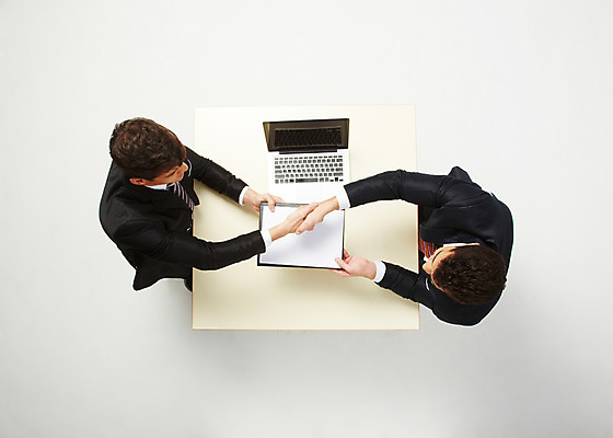 포토 JPG 스튜디오촬영 서양인 해외기획촬영 2012년태국 남자 비즈니스 탁자 악수 영업 실내 협상 들기 사람 정장 상반신 20대 성인 두명 비즈니스라이프 노트북 하이앵글 마주보기 손잡기 거래 비즈니스맨 문서 청년만 청년남자만 국내포토 외국인 라이프스타일 옷 뷰포인트 가구 모션 손짓 청년 내부 전자제품 직장인 남자만 성인만 파일형식