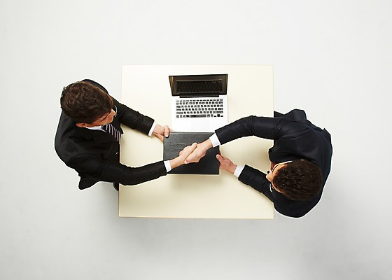 포토 JPG 스튜디오촬영 서양인 해외기획촬영 2012년태국 남자 비즈니스 탁자 악수 영업 실내 협상 들기 사람 정장 상반신 20대 성인 두명 비즈니스라이프 노트북 하이앵글 마주보기 손잡기 거래 비즈니스맨 문서 청년만 청년남자만 국내포토 외국인 라이프스타일 옷 뷰포인트 가구 모션 손짓 청년 내부 전자제품 직장인 남자만 성인만 파일형식