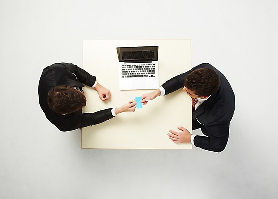 포토 JPG 스튜디오촬영 서양인 해외기획촬영 2012년태국 남자 비즈니스 명함 탁자 영업 실내 협상 들기 사람 정장 상반신 20대 성인 두명 비즈니스라이프 노트북 하이앵글 마주보기 거래 비즈니스맨 청년만 청년남자만 국내포토 외국인 라이프스타일 옷 뷰포인트 가구 모션 청년 내부 전자제품 직장인 남자만 성인만 파일형식