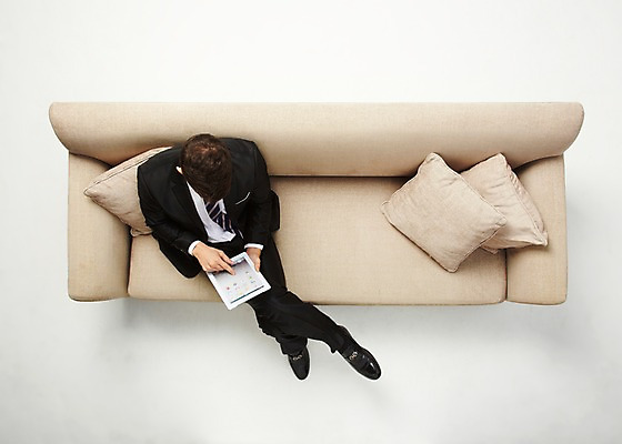 포토 JPG 스튜디오촬영 전신 서양인 해외기획촬영 응시 2012년태국 남자 쿠션 의자 비즈니스 휴식 실내 한명 들기 사람 앉기 정장 20대 성인 비즈니스라이프 소파 하이앵글 태블릿 다리꼬기 웹서핑 비즈니스맨 청년만 청년남자만 청년남자한명만 성인남자한명만 국내포토 외국인 1 라이프스타일 시선 옷 뷰포인트 가구 컨셉 모션 청년 내부 전자제품 스마트기기 직장인 남자만 남자한명만 성인남자만 성인만 파일형식