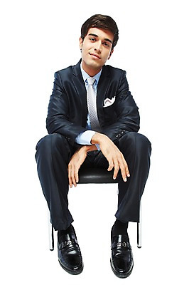 포토 JPG 스튜디오촬영 전신 서양인 해외기획촬영 2012년태국 남자 의자 비즈니스 모션 실내 한명 웃음 누끼 사람 앉기 정장 20대 성인 앞모습 비즈니스라이프 비즈니스맨 와이드앵글 청년만 청년남자만 청년남자한명만 성인남자한명만 국내포토 외국인 1 라이프스타일 옷 뷰포인트 가구 표정 청년 내부 직장인 남자만 남자한명만 성인남자만 성인만 파일형식