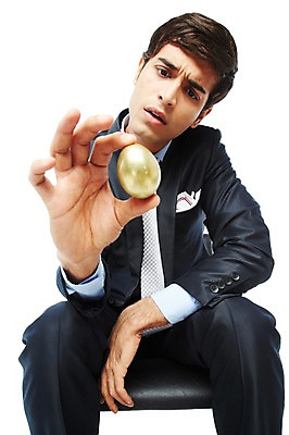 포토 JPG 스튜디오촬영 서양인 해외기획촬영 응시 2012년태국 남자 의자 비즈니스 실내 한명 들기 누끼 사람 앉기 정장 20대 성인 앞모습 금융 경제 비즈니스라이프 계란 알 비즈니스맨 황금알 와이드앵글 청년만 청년남자만 청년남자한명만 성인남자한명만 국내포토 외국인 1 라이프스타일 시선 옷 뷰포인트 가구 모션 청년 내부 직장인 남자만 남자한명만 성인남자만 성인만 파일형식