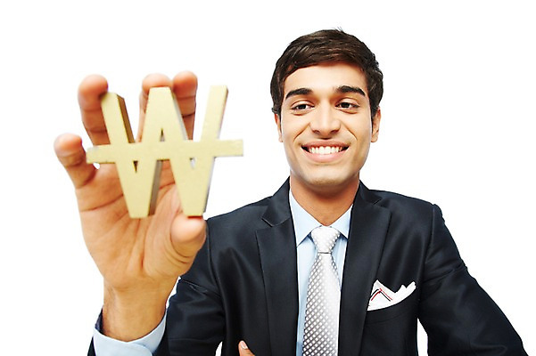 포토 JPG 스튜디오촬영 서양인 해외기획촬영 2012년태국 남자 돈 비즈니스 실내 한명 웃음 들기 누끼 사람 정장 상반신 20대 성인 앞모습 아웃포커스 금융 경제 비즈니스라이프 비즈니스맨 원화 화폐기호 와이드앵글 청년만 청년남자만 청년남자한명만 성인남자한명만 국내포토 외국인 1 라이프스타일 기호 옷 뷰포인트 모션 촬영기법 표정 청년 내부 직장인 재산 화폐 남자만 남자한명만 성인남자만 성인만 파일형식