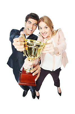 포토 JPG 스튜디오촬영 전신 서양인 해외기획촬영 2012년태국 여자 남자 비즈니스 실내 서기 웃음 들기 누끼 사람 정장 20대 성인 두명 앞모습 비즈니스라이프 기쁨 우승 비즈니스맨 비즈니스우먼 트로피 와이드앵글 청년만 국내포토 외국인 라이프스타일 옷 감정 뷰포인트 모션 표정 청년 내부 최고 직장인 상_우승 성인만 파일형식