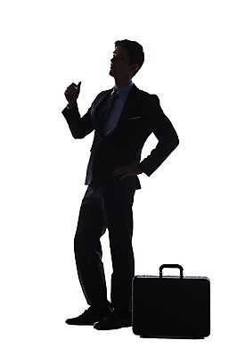 포토 JPG 스튜디오촬영 전신 서양인 해외기획촬영 응시 2012년태국 남자 실루엣 허리손 서류가방 가방 비즈니스 모션 실내 한명 서기 누끼 사람 정장 20대 성인 옆모습 비즈니스라이프 비즈니스맨 역광 청년만 청년남자만 청년남자한명만 성인남자한명만 국내포토 외국인 1 라이프스타일 시선 잡화 옷 뷰포인트 포즈 촬영기법 청년 내부 직장인 남자만 남자한명만 성인남자만 성인만 파일형식