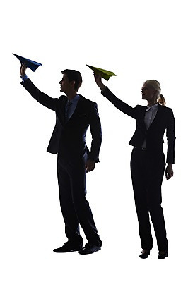 포토 JPG 스튜디오촬영 전신 서양인 해외기획촬영 응시 2012년태국 여자 남자 실루엣 비즈니스 모션 실내 서기 들기 누끼 사람 정장 20대 성인 두명 옆모습 비즈니스라이프 비즈니스맨 비즈니스우먼 종이비행기 역광 청년만 국내포토 외국인 라이프스타일 시선 옷 뷰포인트 촬영기법 청년 내부 직장인 종이접기 성인만 파일형식