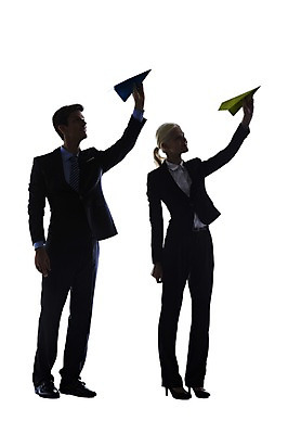 포토 JPG 스튜디오촬영 전신 서양인 해외기획촬영 응시 2012년태국 여자 남자 실루엣 비즈니스 모션 실내 서기 들기 누끼 사람 정장 20대 성인 두명 옆모습 비즈니스라이프 비즈니스맨 비즈니스우먼 종이비행기 역광 청년만 국내포토 외국인 라이프스타일 시선 옷 뷰포인트 촬영기법 청년 내부 직장인 종이접기 성인만 파일형식