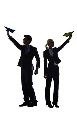 포토 JPG 스튜디오촬영 전신 서양인 해외기획촬영 응시 2012년태국 여자 남자 실루엣 비즈니스 모션 실내 서기 들기 누끼 사람 정장 20대 성인 두명 옆모습 비즈니스라이프 비즈니스맨 비즈니스우먼 종이비행기 역광 청년만 국내포토 외국인 라이프스타일 시선 옷 뷰포인트 촬영기법 청년 내부 직장인 종이접기 성인만 파일형식