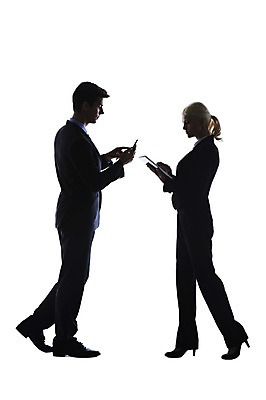 포토 JPG 스튜디오촬영 서양인 외국인 백인 해외기획촬영 응시 2012년태국 여자 남자 실루엣 비즈니스 모션 실내 서기 들기 누끼 사람 정장 20대 성인 두명 옆모습 비즈니스라이프 스마트폰 태블릿 마주보기 웹서핑 비즈니스맨 비즈니스우먼 역광 청년만 성인만 국내포토 라이프스타일 시선 옷 뷰포인트 촬영기법 인종 청년 내부 전자제품 핸드폰 스마트기기 직장인 파일형식