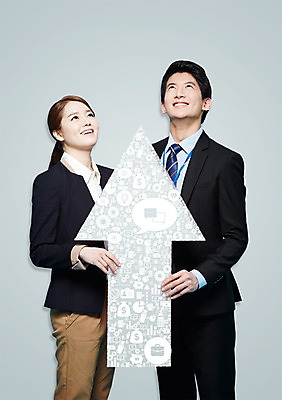 PSD 편집 편집이미지 직업 문자 응시 남자 화살표 지구 돈 인터넷 서류가방 가방 회사 비즈니스 텍스트 포토일러 직장 미소 웃음 사람 동양인 정장 20대 성인 타이포그라피 두명 앞모습 비즈니스라이프 지구본 한국인 직장인 비즈니스맨 비즈니스우먼 바퀴 돈자루 이름표 방향 동료 디지털합성 톱니바퀴 상승 합성 위 메신저 남자만 성인남자만 청년만 청년남자만 성인만 이미지편집 라이프스타일 시선 잡화 옷 여자 뷰포인트 컨셉 관계 표정 인종 청년 재산 파일형식