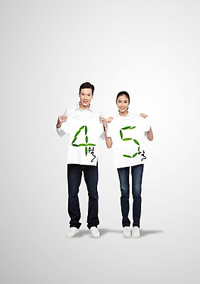 전신 PSD 서양인 외국인 식물 편집이미지 문자 기호 여자 남자 캠페인 티셔츠 나뭇잎 그림자 서기 미소 웃음 들기 사람 동양인 20대 성인 두명 앞모습 캐주얼 숫자 자연보호 환경 4 사 오 보호 식목일 알림 5 나무심기 청년만 성인만 이미지편집 옷 기념일 뷰포인트 컨셉 셔츠 잎 모션 자연 표정 인종 청년 심기 파일형식