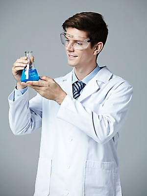 포토 JPG 스튜디오촬영 서양인 해외기획촬영 직업 응시 2012년태국 남자 안경 과학 회색배경 고글 실내 실험기구 실험 한명 웃음 들기 사람 상반신 20대 성인 앞모습 관찰 가운 실험복 액체 연구원 과학자 플라스크 삼각플라스크 용액 청년만 청년남자만 청년남자한명만 성인남자한명만 국내포토 외국인 1 시선 잡화 옷 뷰포인트 백그라운드 모션 표정 청년 내부 회색 학자 남자만 남자한명만 성인남자만 성인만 파일형식