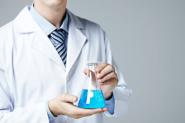 포토 JPG 스튜디오촬영 서양인 해외기획촬영 직업 2012년태국 남자 과학 회색배경 실내 실험기구 실험 한명 들기 사람 상반신 20대 성인 앞모습 가운 실험복 액체 연구원 과학자 플라스크 삼각플라스크 용액 청년만 청년남자만 청년남자한명만 성인남자한명만 국내포토 외국인 1 옷 뷰포인트 백그라운드 모션 청년 내부 회색 학자 남자만 남자한명만 성인남자만 성인만 파일형식