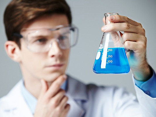 포토 JPG 스튜디오촬영 서양인 해외기획촬영 직업 응시 2012년태국 남자 안경 과학 생각 회색배경 고글 실내 실험기구 실험 한명 들기 사람 상반신 20대 성인 앞모습 아웃포커스 관찰 가운 실험복 액체 연구원 과학자 플라스크 삼각플라스크 용액 청년만 청년남자만 청년남자한명만 성인남자한명만 국내포토 외국인 1 시선 잡화 옷 뷰포인트 백그라운드 모션 촬영기법 청년 내부 회색 학자 남자만 남자한명만 성인남자만 성인만 파일형식