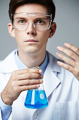 포토 JPG 스튜디오촬영 서양인 해외기획촬영 직업 2012년태국 남자 안경 과학 회색배경 고글 실내 실험기구 실험 한명 들기 사람 상반신 20대 성인 앞모습 아웃포커스 가운 실험복 액체 연구원 과학자 플라스크 삼각플라스크 용액 청년만 청년남자만 청년남자한명만 성인남자한명만 국내포토 외국인 1 잡화 옷 뷰포인트 백그라운드 모션 촬영기법 청년 내부 회색 학자 남자만 남자한명만 성인남자만 성인만 파일형식