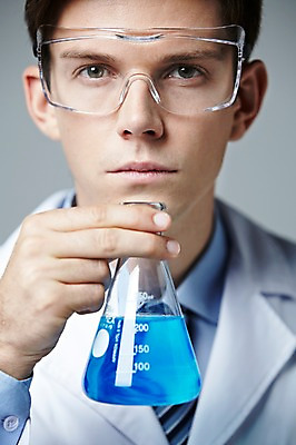 포토 JPG 스튜디오촬영 서양인 해외기획촬영 직업 2012년태국 남자 안경 과학 회색배경 고글 실내 실험기구 실험 한명 들기 사람 상반신 20대 성인 앞모습 아웃포커스 가운 실험복 액체 연구원 과학자 플라스크 삼각플라스크 용액 청년만 청년남자만 청년남자한명만 성인남자한명만 국내포토 외국인 1 잡화 옷 뷰포인트 백그라운드 모션 촬영기법 청년 내부 회색 학자 남자만 남자한명만 성인남자만 성인만 파일형식