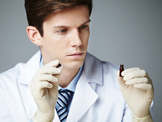 포토 JPG 스튜디오촬영 서양인 해외기획촬영 직업 응시 2012년태국 남자 과학 장갑 회색배경 실내 실험기구 실험 한명 들기 사람 상반신 20대 성인 앞모습 관찰 가운 실험복 병 연구원 과학자 청년만 청년남자만 청년남자한명만 성인남자한명만 국내포토 외국인 1 식기 시선 잡화 옷 뷰포인트 백그라운드 모션 청년 내부 회색 학자 남자만 남자한명만 성인남자만 성인만 파일형식