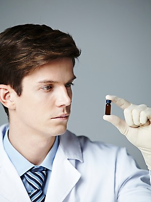 포토 JPG 스튜디오촬영 서양인 해외기획촬영 직업 응시 2012년태국 남자 과학 장갑 회색배경 실내 실험기구 실험 한명 들기 사람 상반신 20대 성인 관찰 가운 실험복 병 연구원 과학자 청년만 청년남자만 청년남자한명만 성인남자한명만 국내포토 외국인 1 식기 시선 잡화 옷 백그라운드 모션 청년 내부 회색 학자 남자만 남자한명만 성인남자만 성인만 파일형식