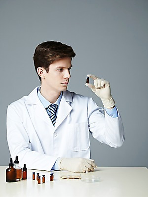 포토 JPG 스튜디오촬영 서양인 해외기획촬영 직업 응시 2012년태국 남자 과학 장갑 탁자 회색배경 실내 실험기구 실험 한명 들기 사람 상반신 20대 성인 앞모습 관찰 가운 실험복 병 연구원 과학자 샬레 청년만 청년남자만 청년남자한명만 성인남자한명만 국내포토 외국인 1 식기 시선 잡화 옷 뷰포인트 가구 백그라운드 모션 청년 내부 회색 학자 남자만 남자한명만 성인남자만 성인만 파일형식