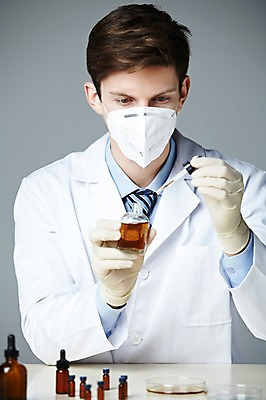 포토 JPG 스튜디오촬영 서양인 해외기획촬영 직업 2012년태국 남자 과학 장갑 탁자 회색배경 실내 실험기구 실험 마스크 한명 들기 사람 상반신 20대 성인 앞모습 가운 실험복 병 연구원 스포이트 과학자 샬레 청년만 청년남자만 청년남자한명만 성인남자한명만 국내포토 외국인 1 식기 잡화 옷 뷰포인트 가구 백그라운드 모션 청년 내부 회색 피펫 학자 남자만 남자한명만 성인남자만 성인만 파일형식