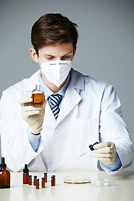 포토 JPG 스튜디오촬영 서양인 해외기획촬영 직업 2012년태국 남자 과학 장갑 탁자 회색배경 실내 실험기구 실험 마스크 한명 들기 사람 상반신 20대 성인 앞모습 가운 실험복 병 연구원 스포이트 과학자 샬레 청년만 청년남자만 청년남자한명만 성인남자한명만 국내포토 외국인 1 식기 잡화 옷 뷰포인트 가구 백그라운드 모션 청년 내부 회색 피펫 학자 남자만 남자한명만 성인남자만 성인만 파일형식