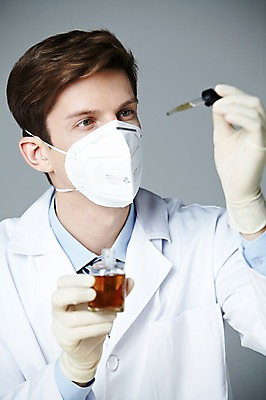 포토 JPG 스튜디오촬영 서양인 해외기획촬영 직업 응시 2012년태국 남자 과학 장갑 회색배경 실내 실험기구 실험 마스크 한명 들기 사람 상반신 20대 성인 앞모습 관찰 가운 실험복 액체 병 연구원 스포이트 과학자 용액 청년만 청년남자만 청년남자한명만 성인남자한명만 국내포토 외국인 1 식기 시선 잡화 옷 뷰포인트 백그라운드 모션 청년 내부 회색 피펫 학자 남자만 남자한명만 성인남자만 성인만 파일형식