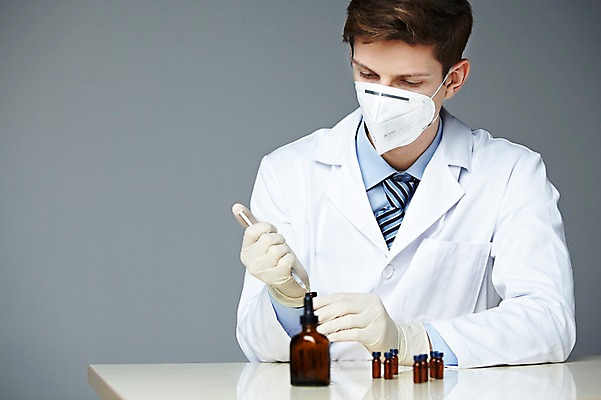 포토 JPG 스튜디오촬영 서양인 해외기획촬영 직업 2012년태국 남자 과학 장갑 탁자 회색배경 실내 실험기구 실험 주사기 마스크 한명 들기 사람 상반신 20대 성인 앞모습 가운 실험복 병 연구원 과학자 청년만 청년남자만 청년남자한명만 성인남자한명만 국내포토 외국인 1 식기 잡화 옷 뷰포인트 가구 백그라운드 의료기기 모션 청년 내부 회색 학자 남자만 남자한명만 성인남자만 성인만 파일형식