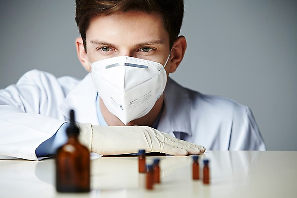 포토 JPG 스튜디오촬영 서양인 해외기획촬영 직업 응시 2012년태국 남자 과학 장갑 탁자 회색배경 실내 실험기구 실험 마스크 한명 사람 상반신 20대 성인 앞모습 아웃포커스 관찰 가운 실험복 병 연구원 과학자 청년만 청년남자만 청년남자한명만 성인남자한명만 국내포토 외국인 1 식기 시선 잡화 옷 뷰포인트 가구 백그라운드 모션 촬영기법 청년 내부 회색 학자 남자만 남자한명만 성인남자만 성인만 파일형식