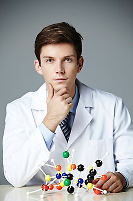 포토 JPG 스튜디오촬영 서양인 해외기획촬영 직업 2012년태국 남자 과학 생각 무늬 탁자 회색배경 실내 실험 한명 사람 상반신 20대 성인 앞모습 턱괴기 가운 실험복 원소 화학 연구원 과학자 원자 청년만 청년남자만 청년남자한명만 성인남자한명만 국내포토 외국인 1 옷 뷰포인트 가구 백그라운드 모션 청년 내부 회색 학자 남자만 남자한명만 성인남자만 성인만 파일형식