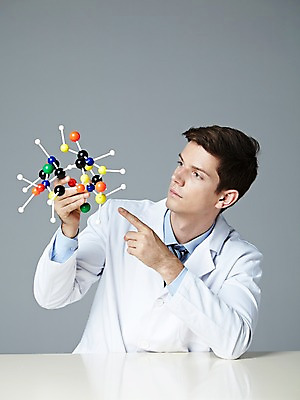 포토 JPG 스튜디오촬영 서양인 해외기획촬영 직업 응시 2012년태국 남자 과학 무늬 탁자 회색배경 실내 실험 한명 들기 사람 상반신 20대 성인 앞모습 가리킴 관찰 가운 실험복 원소 화학 연구원 과학자 원자 청년만 청년남자만 청년남자한명만 성인남자한명만 국내포토 외국인 1 시선 옷 뷰포인트 가구 백그라운드 모션 손짓 청년 내부 회색 학자 남자만 남자한명만 성인남자만 성인만 파일형식