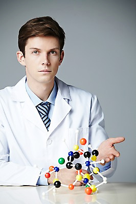 포토 JPG 스튜디오촬영 서양인 해외기획촬영 직업 2012년태국 남자 과학 무늬 탁자 회색배경 실내 실험 한명 사람 손짓 상반신 20대 성인 앞모습 가운 실험복 원소 화학 연구원 과학자 원자 청년만 청년남자만 청년남자한명만 성인남자한명만 국내포토 외국인 1 옷 뷰포인트 가구 백그라운드 모션 청년 내부 회색 학자 남자만 남자한명만 성인남자만 성인만 파일형식