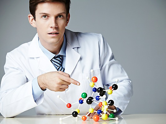 포토 JPG 스튜디오촬영 서양인 해외기획촬영 직업 2012년태국 남자 과학 무늬 탁자 회색배경 실내 실험 한명 사람 상반신 20대 성인 앞모습 가리킴 가운 실험복 원소 화학 연구원 과학자 원자 청년만 청년남자만 청년남자한명만 성인남자한명만 국내포토 외국인 1 옷 뷰포인트 가구 백그라운드 손짓 청년 내부 회색 학자 남자만 남자한명만 성인남자만 성인만 파일형식