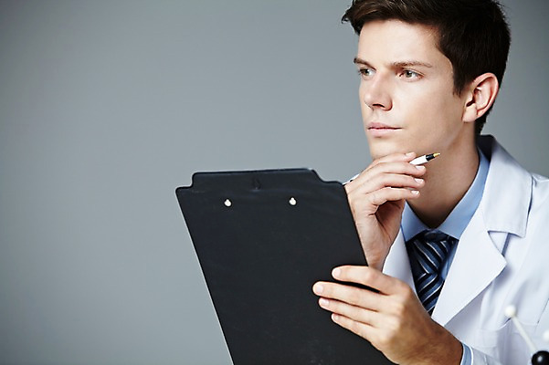 포토 JPG 스튜디오촬영 서양인 해외기획촬영 직업 응시 2012년태국 남자 과학 생각 회색배경 실내 실험 한명 들기 사람 상반신 20대 성인 옆모습 펜 기록 가운 실험복 연구원 과학자 서류판 청년만 청년남자만 청년남자한명만 성인남자한명만 국내포토 외국인 1 시선 옷 뷰포인트 백그라운드 모션 청년 내부 필기구 사무용품 회색 학자 남자만 남자한명만 성인남자만 성인만 파일형식