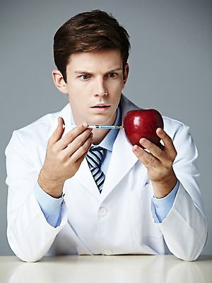 포토 JPG 스튜디오촬영 서양인 해외기획촬영 직업 응시 2012년태국 남자 과학 과일 탁자 회색배경 실내 실험기구 실험 주사기 한명 들기 사람 상반신 20대 성인 앞모습 관찰 가운 실험복 사과 생명공학 연구원 과학자 유전자변형 청년만 청년남자만 청년남자한명만 성인남자한명만 국내포토 외국인 1 시선 옷 뷰포인트 가구 백그라운드 의학 의료기기 모션 청년 내부 회색 학자 남자만 남자한명만 성인남자만 성인만 파일형식