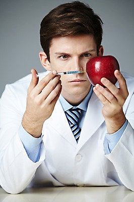 포토 JPG 스튜디오촬영 서양인 해외기획촬영 직업 응시 2012년태국 남자 과학 과일 탁자 회색배경 실내 실험기구 실험 주사기 한명 들기 사람 상반신 20대 성인 앞모습 관찰 가운 실험복 사과 생명공학 연구원 과학자 유전자변형 청년만 청년남자만 청년남자한명만 성인남자한명만 국내포토 외국인 1 시선 옷 뷰포인트 가구 백그라운드 의학 의료기기 모션 청년 내부 회색 학자 남자만 남자한명만 성인남자만 성인만 파일형식