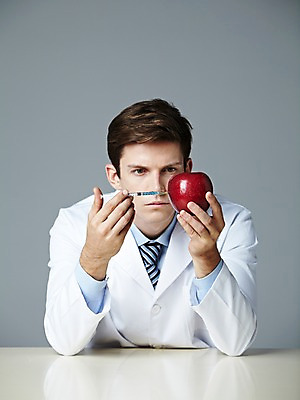 포토 JPG 스튜디오촬영 서양인 해외기획촬영 직업 응시 2012년태국 남자 과학 과일 탁자 회색배경 실내 실험기구 실험 주사기 한명 들기 사람 상반신 20대 성인 앞모습 관찰 가운 실험복 사과 생명공학 연구원 과학자 유전자변형 청년만 청년남자만 청년남자한명만 성인남자한명만 국내포토 외국인 1 시선 옷 뷰포인트 가구 백그라운드 의학 의료기기 모션 청년 내부 회색 학자 남자만 남자한명만 성인남자만 성인만 파일형식