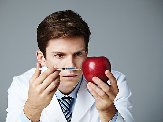 포토 JPG 스튜디오촬영 서양인 해외기획촬영 직업 응시 2012년태국 남자 과학 과일 회색배경 실내 실험기구 실험 주사기 한명 들기 사람 상반신 20대 성인 앞모습 관찰 가운 실험복 사과 생명공학 연구원 과학자 유전자변형 청년만 청년남자만 청년남자한명만 성인남자한명만 국내포토 외국인 1 시선 옷 뷰포인트 백그라운드 의학 의료기기 모션 청년 내부 회색 학자 남자만 남자한명만 성인남자만 성인만 파일형식