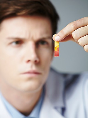 포토 JPG 스튜디오촬영 서양인 해외기획촬영 직업 응시 2012년태국 남자 종이 과학 실내 실험기구 실험 한명 들기 사람 20대 성인 앞모습 아웃포커스 관찰 가운 실험복 연구원 과학자 리트머스 리트머스종이 청년만 청년남자만 청년남자한명만 성인남자한명만 국내포토 외국인 1 시선 옷 뷰포인트 모션 촬영기법 청년 내부 학자 남자만 남자한명만 성인남자만 성인만 파일형식