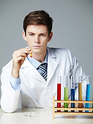 포토 JPG 스튜디오촬영 서양인 해외기획촬영 직업 응시 2012년태국 남자 종이 과학 탁자 회색배경 실내 실험기구 실험 한명 들기 사람 상반신 20대 성인 앞모습 관찰 가운 실험복 액체 연구원 과학자 시험관 용액 리트머스 리트머스종이 샬레 시험관대 청년만 청년남자만 청년남자한명만 성인남자한명만 국내포토 외국인 1 시선 옷 뷰포인트 가구 백그라운드 모션 청년 내부 회색 학자 남자만 남자한명만 성인남자만 성인만 파일형식