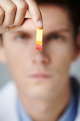 포토 JPG 스튜디오촬영 서양인 해외기획촬영 직업 응시 2012년태국 남자 종이 과학 실내 실험기구 실험 한명 들기 사람 20대 성인 앞모습 아웃포커스 관찰 연구원 과학자 리트머스 리트머스종이 청년만 청년남자만 청년남자한명만 성인남자한명만 국내포토 외국인 1 시선 뷰포인트 모션 촬영기법 청년 내부 학자 남자만 남자한명만 성인남자만 성인만 파일형식