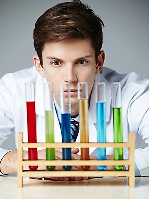 포토 JPG 스튜디오촬영 서양인 해외기획촬영 직업 응시 2012년태국 남자 과학 탁자 회색배경 실내 실험기구 실험 한명 사람 상반신 20대 성인 앞모습 아웃포커스 관찰 가운 실험복 액체 연구원 과학자 시험관 용액 시험관대 청년만 청년남자만 청년남자한명만 성인남자한명만 국내포토 외국인 1 시선 옷 뷰포인트 가구 백그라운드 모션 촬영기법 청년 내부 회색 학자 남자만 남자한명만 성인남자만 성인만 파일형식