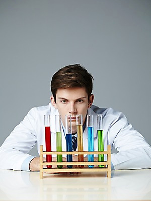 포토 JPG 스튜디오촬영 서양인 해외기획촬영 직업 응시 2012년태국 남자 과학 탁자 회색배경 실내 실험기구 실험 한명 사람 상반신 20대 성인 앞모습 관찰 가운 실험복 액체 연구원 과학자 시험관 용액 시험관대 청년만 청년남자만 청년남자한명만 성인남자한명만 국내포토 외국인 1 시선 옷 뷰포인트 가구 백그라운드 모션 청년 내부 회색 학자 남자만 남자한명만 성인남자만 성인만 파일형식