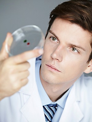 포토 JPG 스튜디오촬영 서양인 해외기획촬영 직업 응시 2012년태국 남자 과학 회색배경 실내 실험기구 실험 한명 들기 사람 상반신 20대 성인 앞모습 관찰 가운 실험복 연구원 과학자 샬레 청년만 청년남자만 청년남자한명만 성인남자한명만 국내포토 외국인 1 시선 옷 뷰포인트 백그라운드 모션 청년 내부 회색 학자 남자만 남자한명만 성인남자만 성인만 파일형식